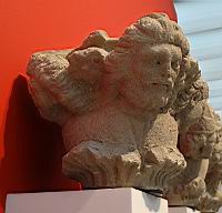 Trois chapiteaux ornes de tetes grimacantes (Pierre calcaire, 1290-1300)(3)